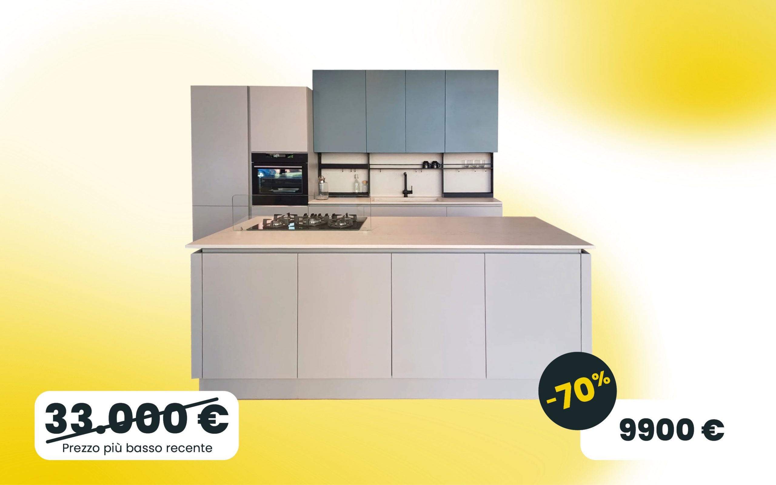 Cucina con isola laccata sabbia e oceano top e schienale in dekton