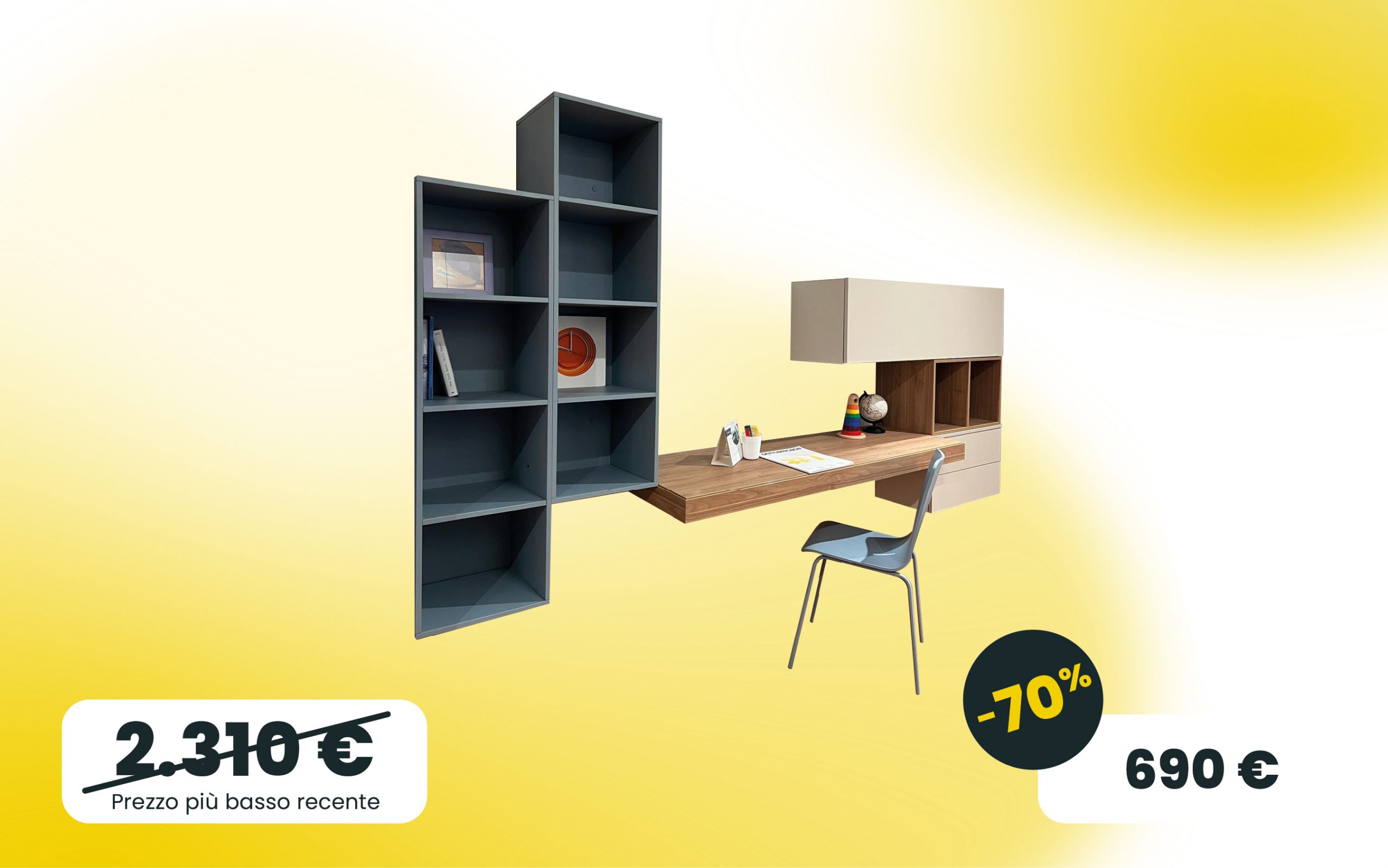 Zona studio con piano scrivania sospeso in Noce biondo e libreria e pensili in Orzo e Petrolio